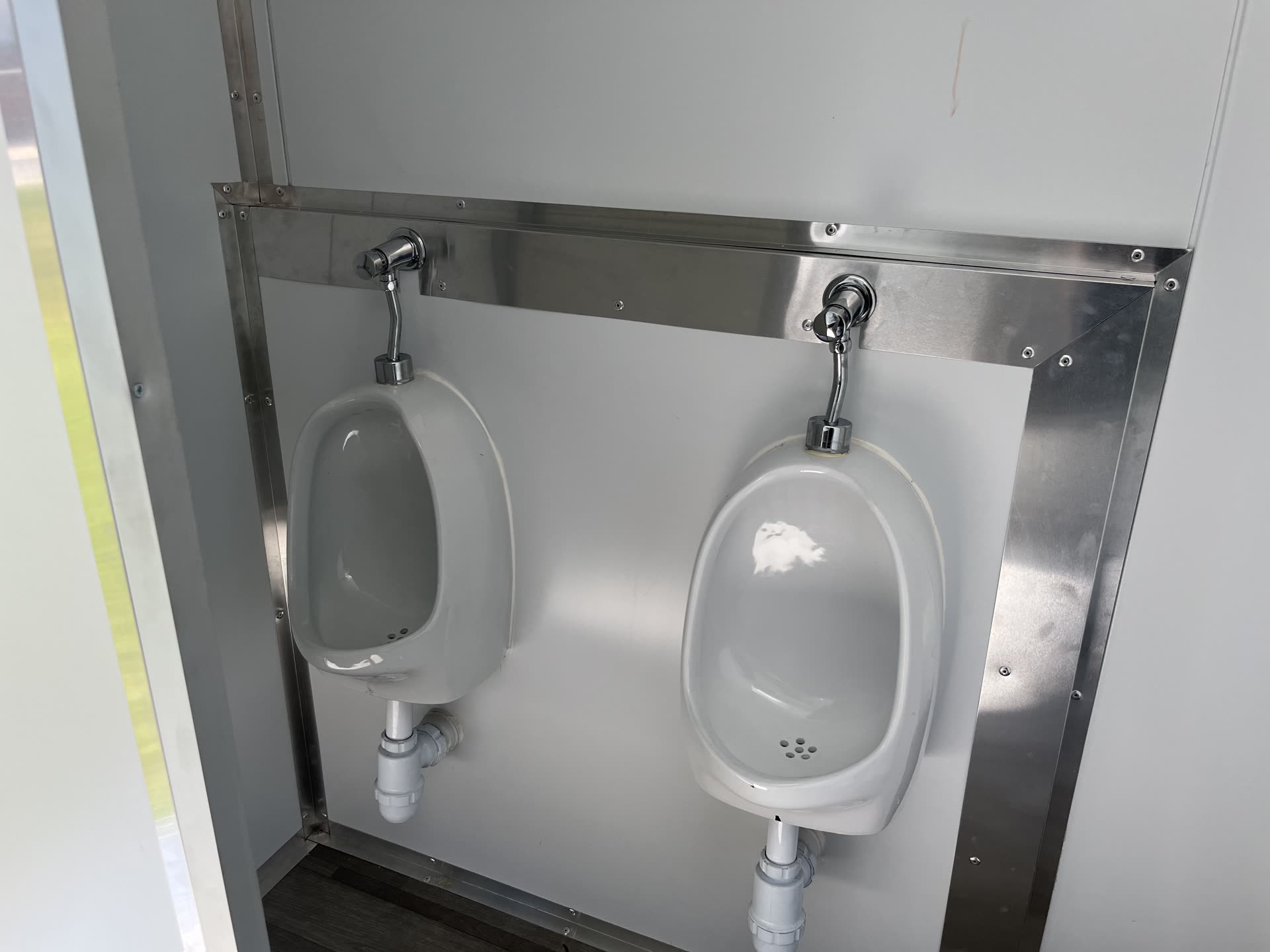 Baño tráiler premium Alaska — urinarios
