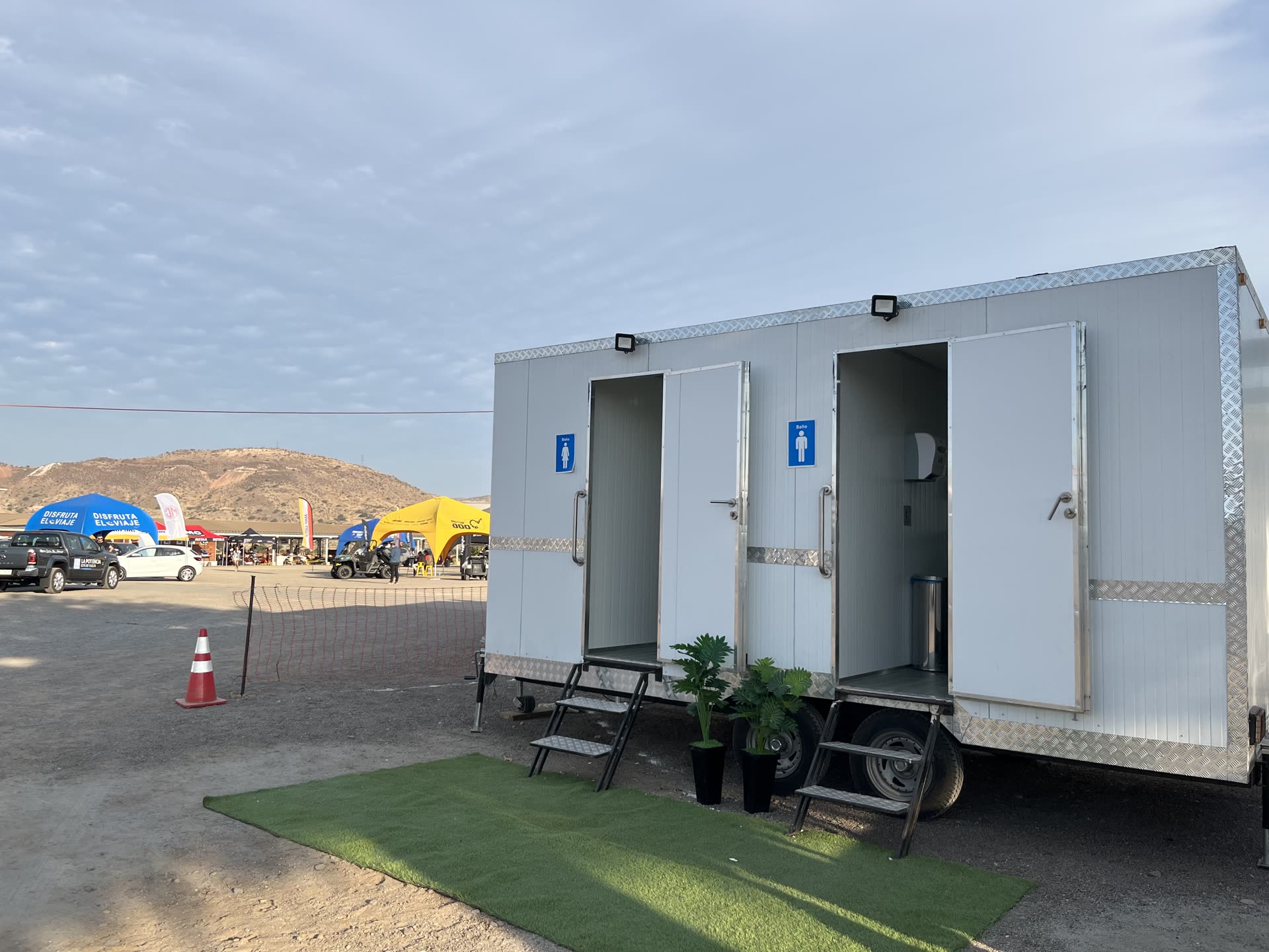 Baño tráiler premium Alaska — exterior en faena