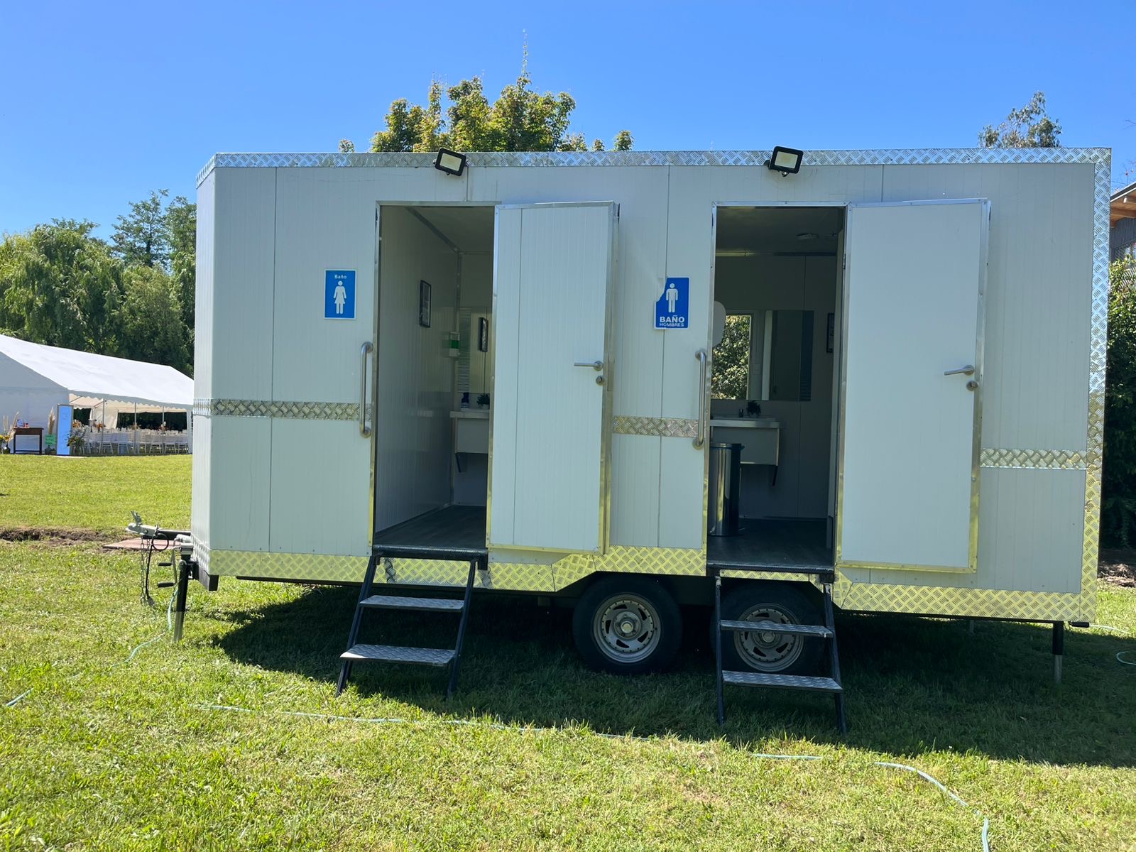 Baño tráiler premium Alaska instalado en evento