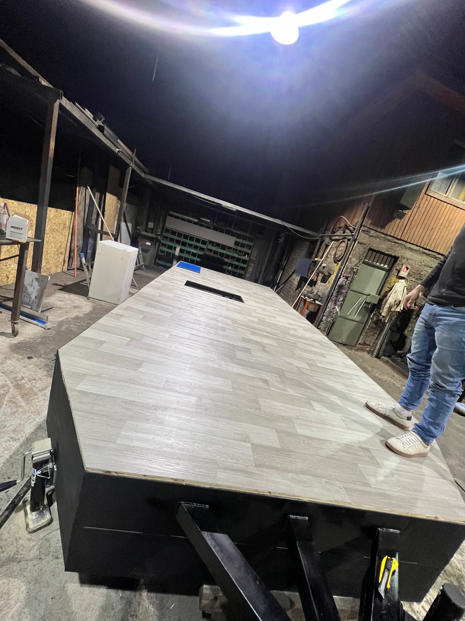 Fabricación Alaska — chasis y piso de baño tráiler en proceso