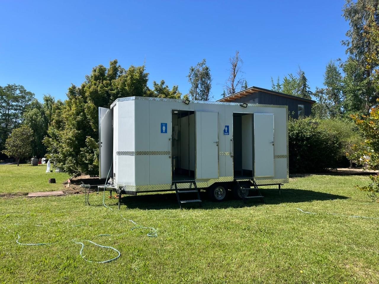 Baño tráiler premium Alaska instalado en jardín
