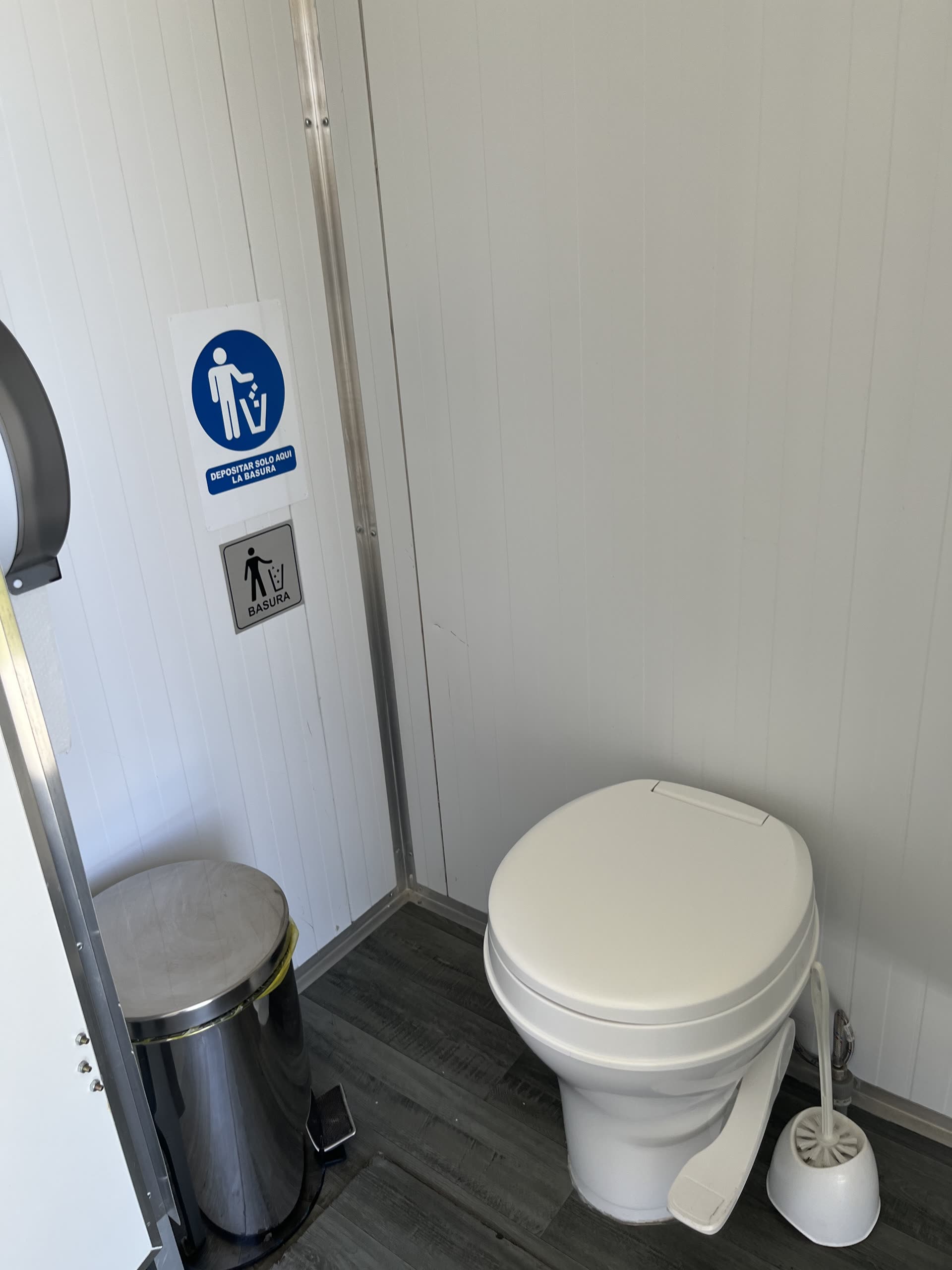 Baño tráiler premium Alaska — inodoro