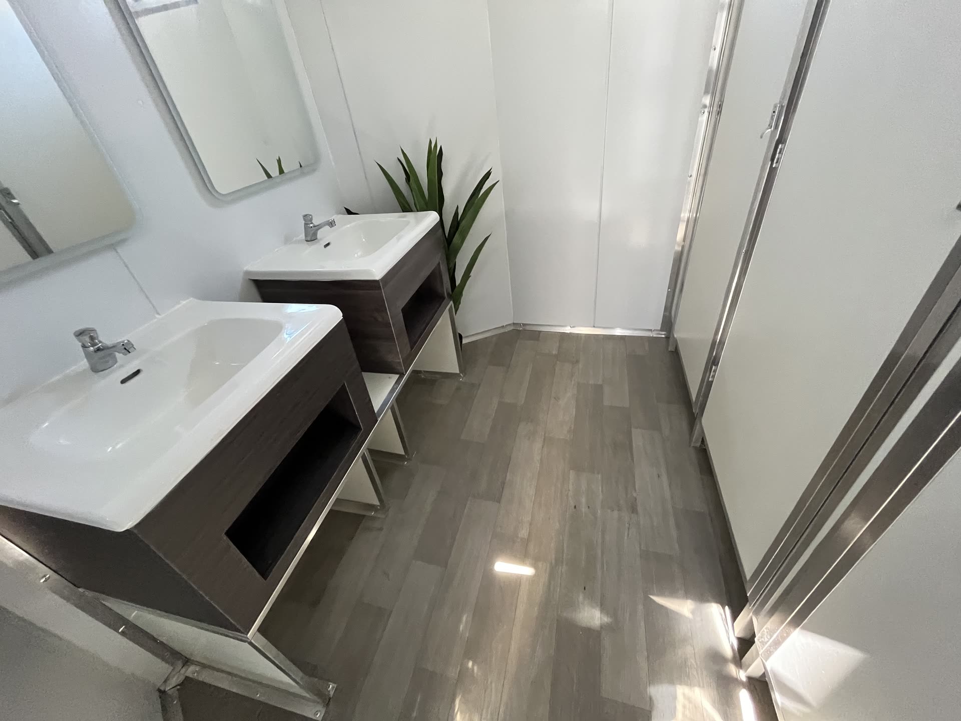 Baño tráiler premium Alaska — lavamanos