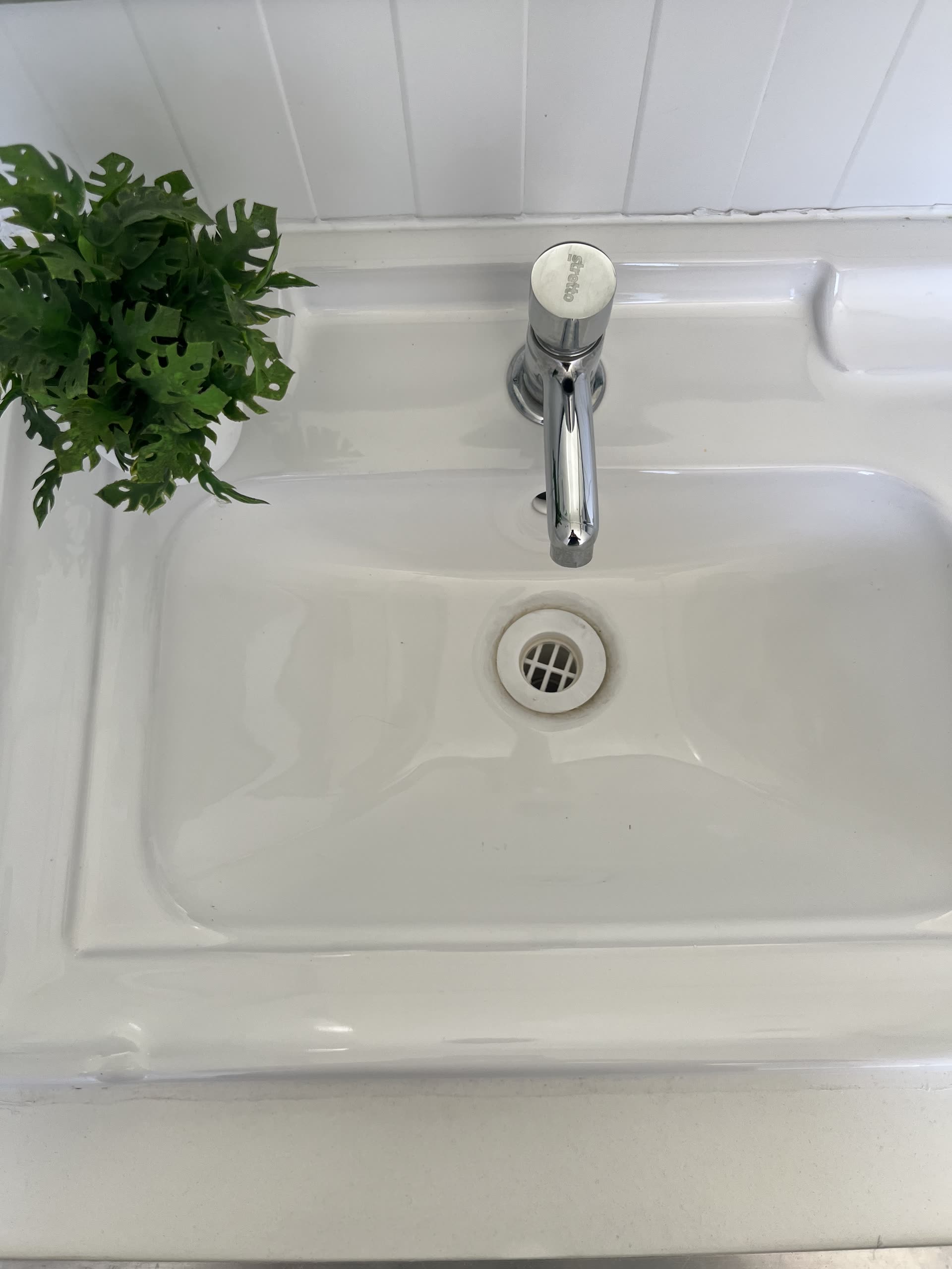 Interior baño tráiler premium — lavamanos