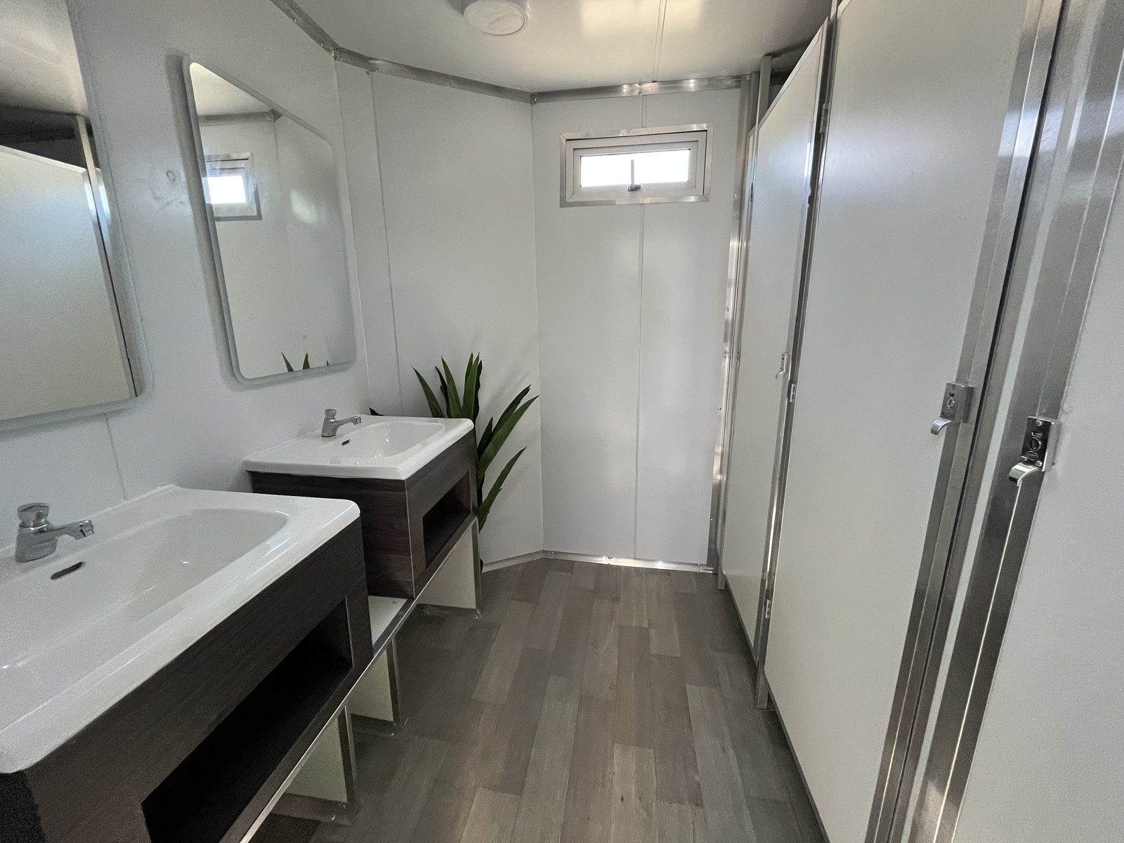Baño tráiler premium — interior