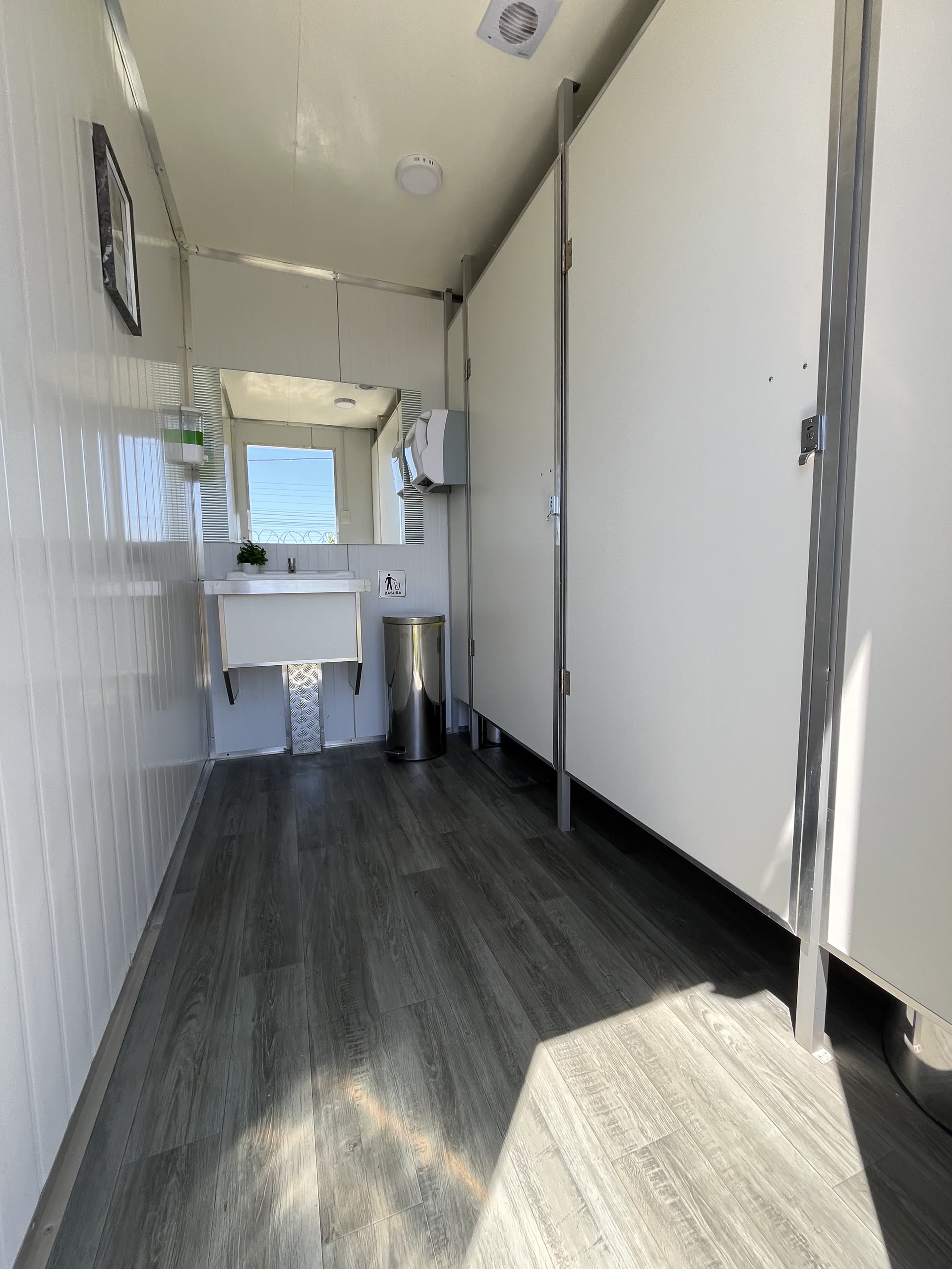 Interior baño tráiler premium — terminaciones