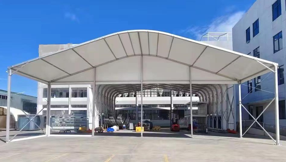 Carpa Alaska — estructura curva 20x10, vista frontal