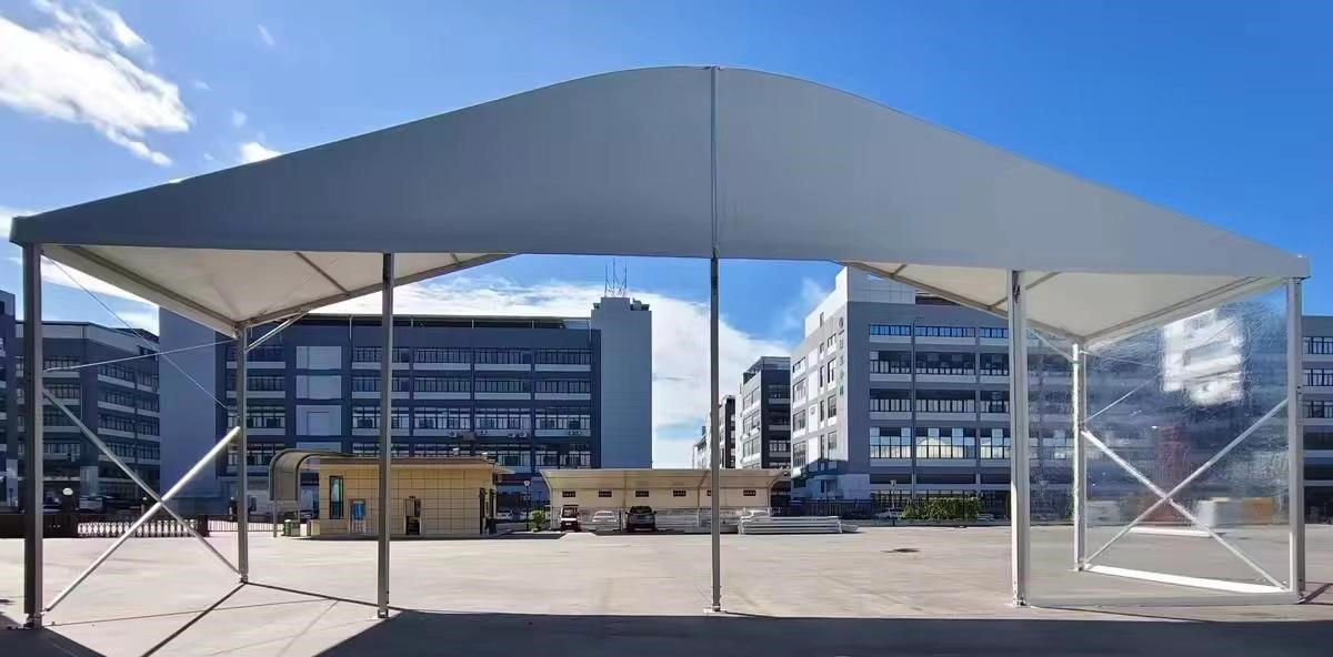 Carpa Alaska — estructura curva 20x10, vista lateral