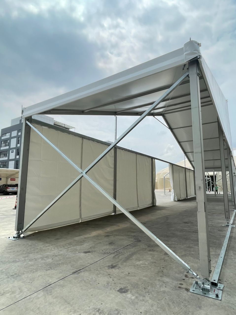 Carpa industrial Alaska — estructura en proceso de montaje