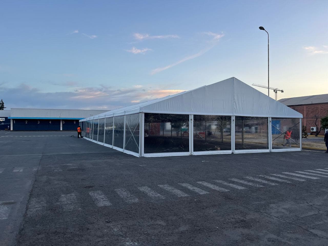 Instalación real — carpa Alaska en bodega logística