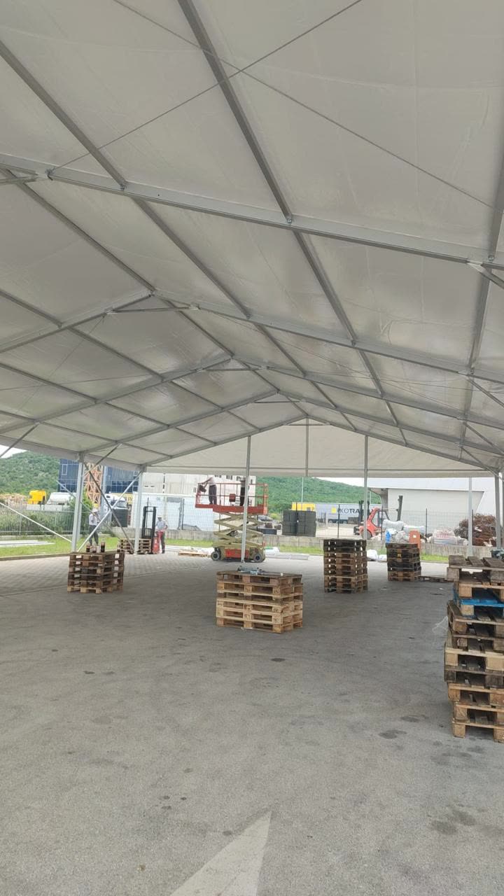 Carpa industrial Alaska — interior en instalación