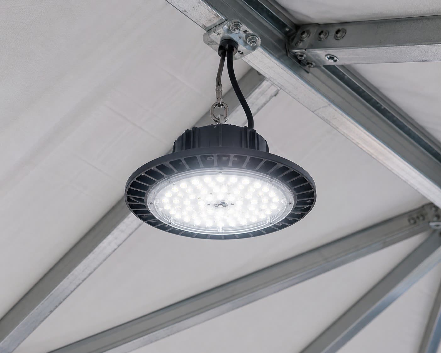 Iluminación LED industrial en carpa modular — imagen IA
