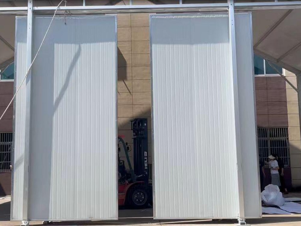 Portón industrial abierto — ingreso de maquinaria