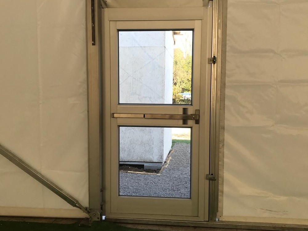 Puerta de emergencia con barra antipánico — carpa Alaska
