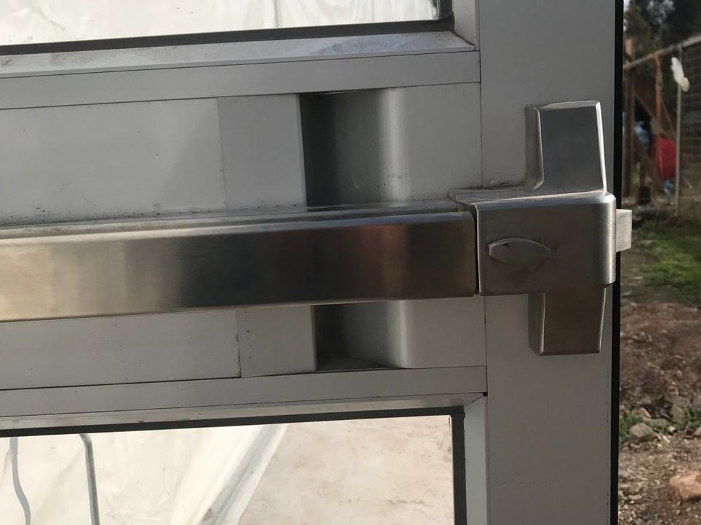 Puerta de emergencia — detalle de cierre