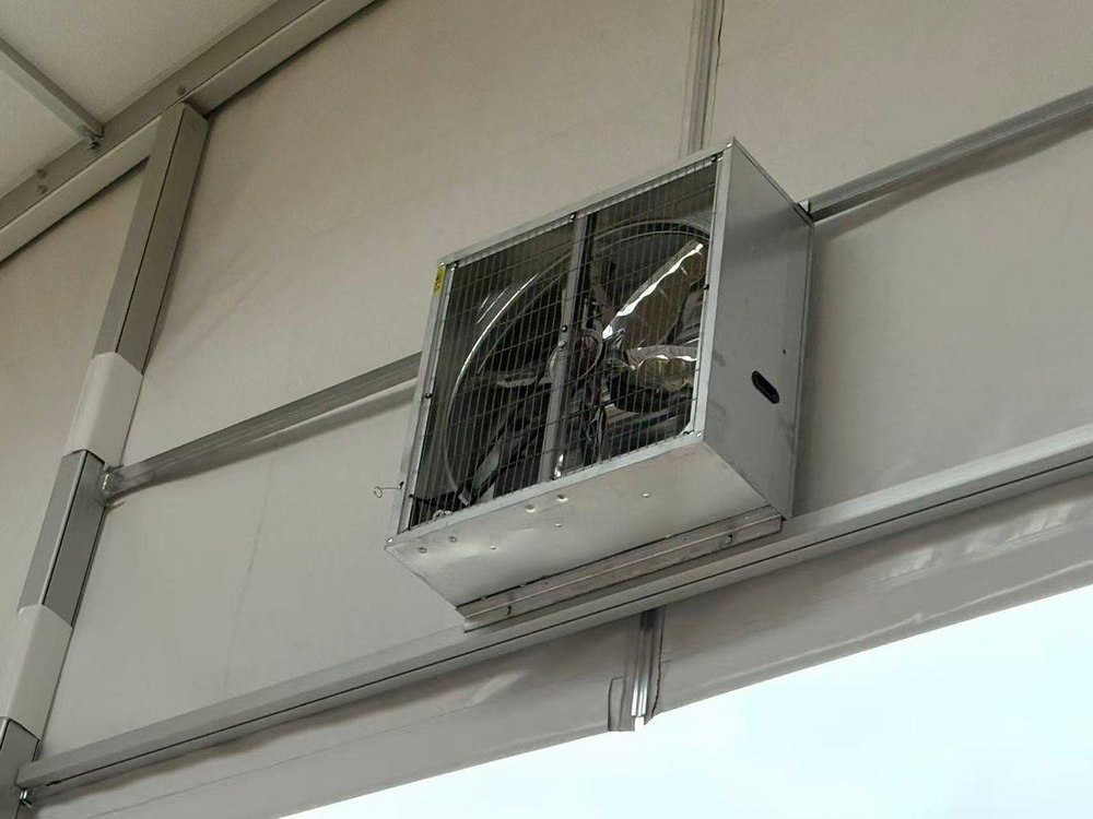 Ventilador industrial cuadrado instalado en carpa Alaska