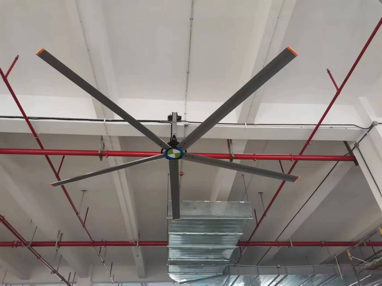 Ventilador industrial HVLS instalado en carpa Alaska