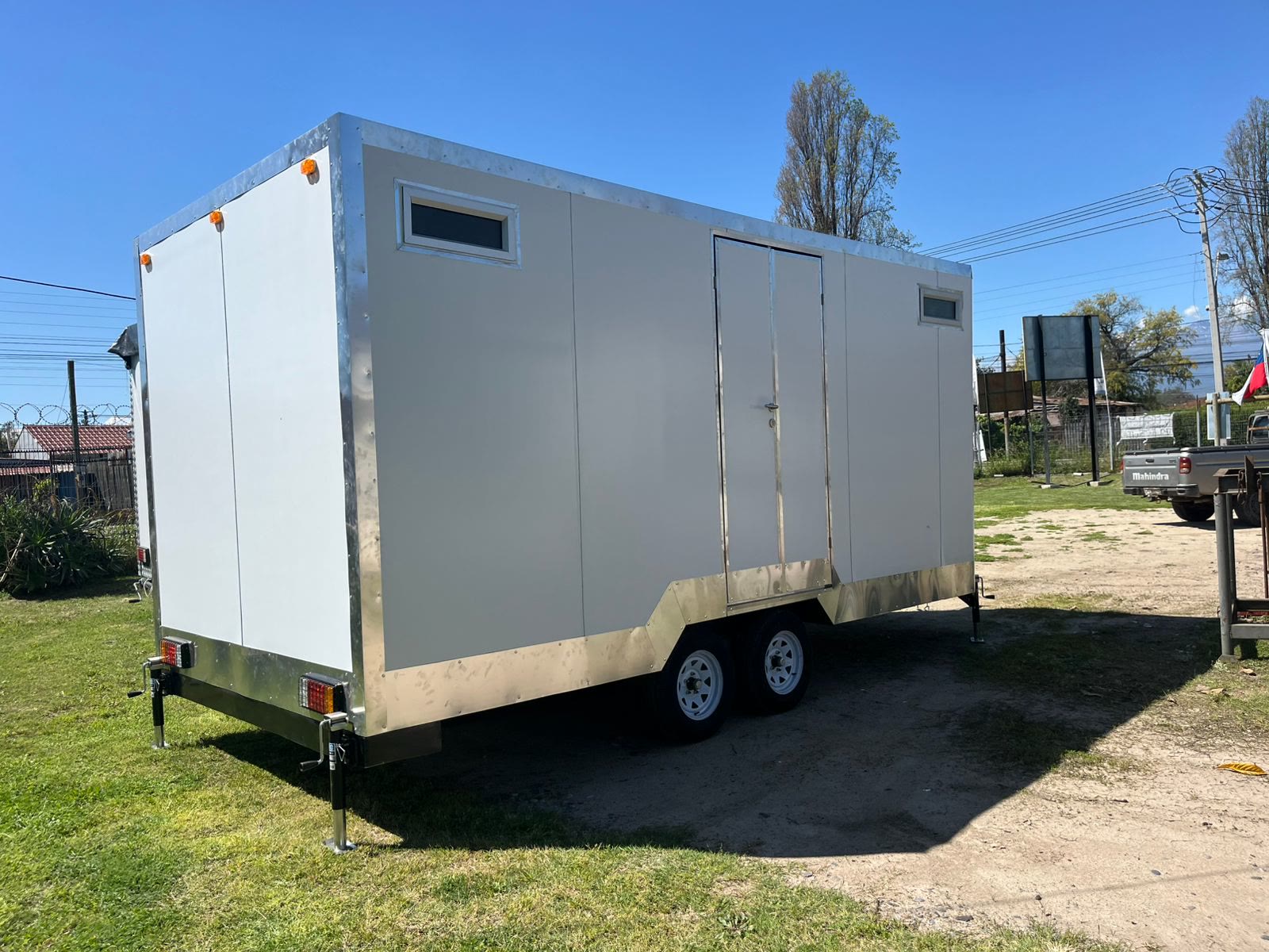 Tráiler baño de lujo Alaska en venta — vista trasera