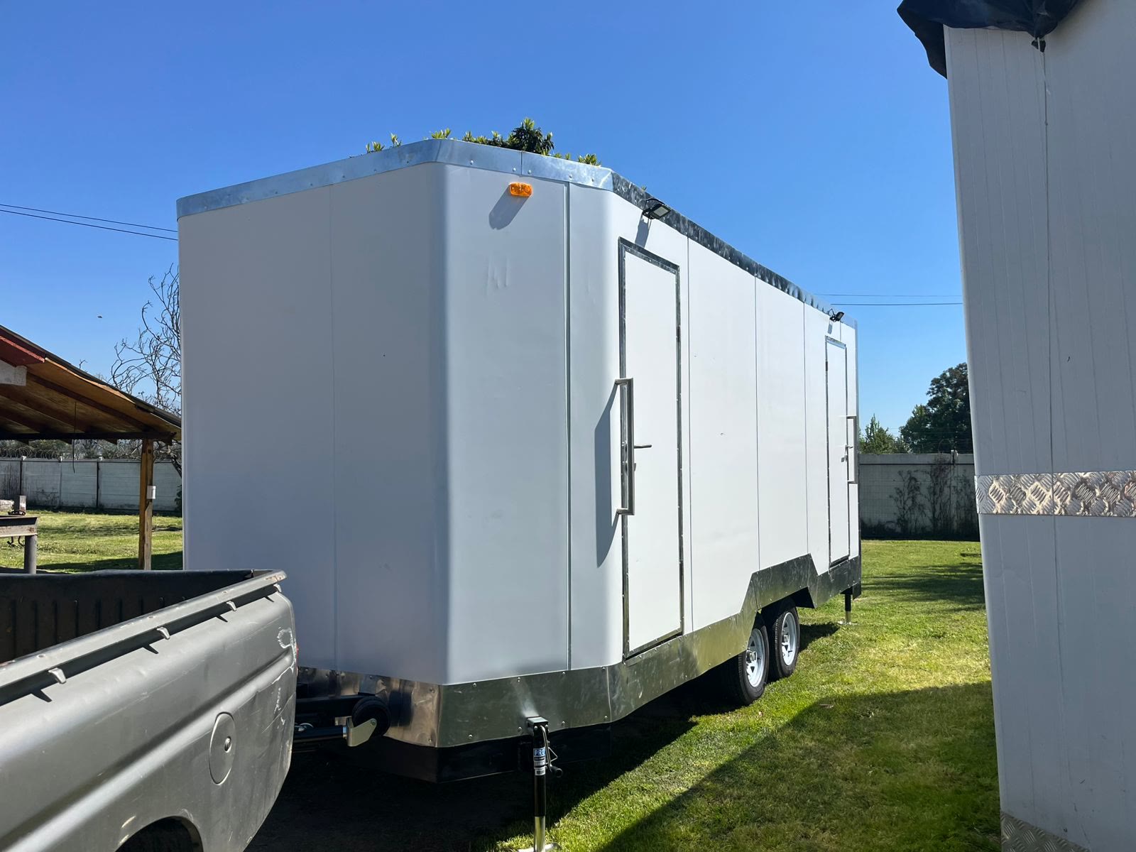 Tráiler baño de lujo Alaska en venta — vista frontal